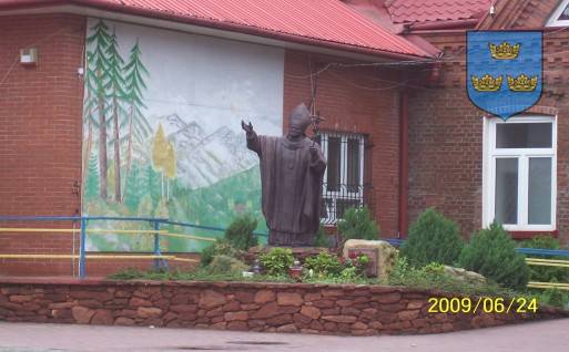 : Pomnik Papieża Jana Pawła II  w Żarnowcu, ul. Krakowska 23